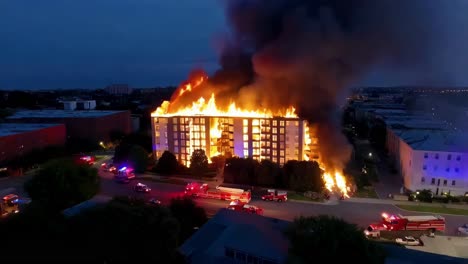 incendio en un edificio de apartamentos por la noche