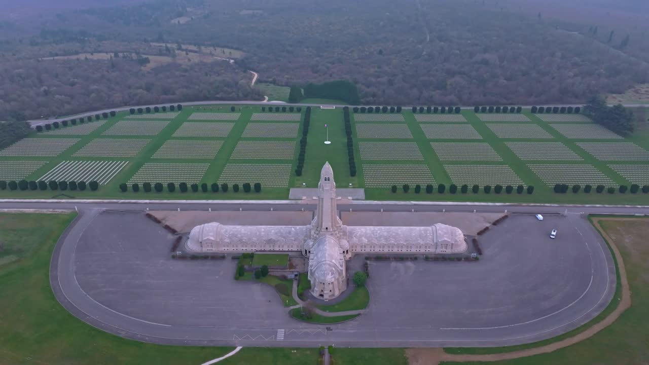 Vista aerea del cimitero di guerra francese all'Ossario di Douaumont