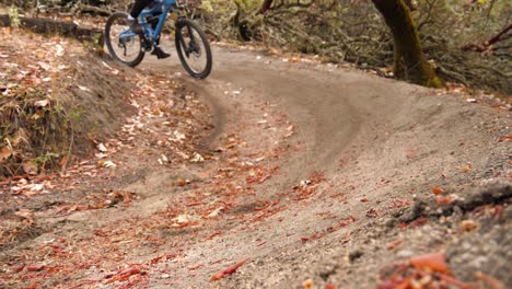 Video-En-Cámara-Lenta-Del-Ciclista-De-Montaña-Estrellándose-En-El-Camino