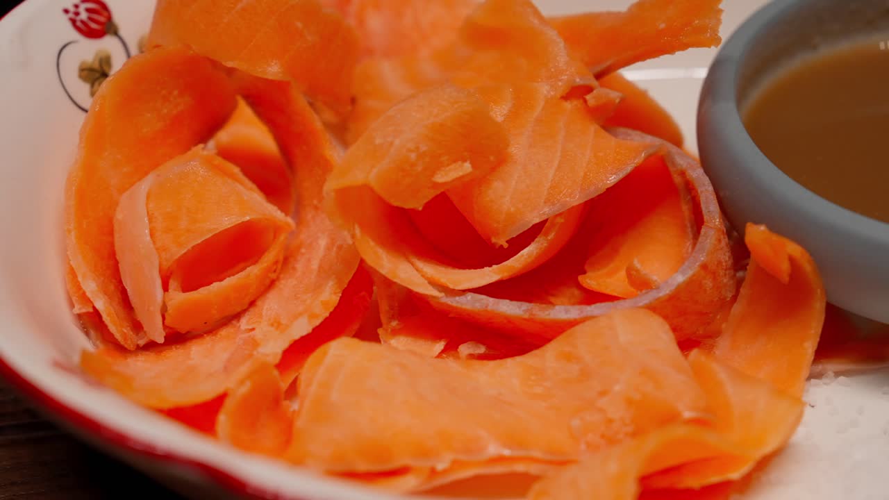 Appetitose fette di salmone crudo servite con salsa