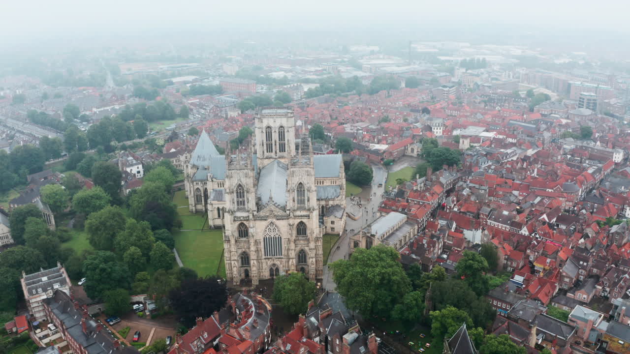 Ripresa circolare ravvicinata con drone attorno alla cattedrale di York Minster sotto la pioggia