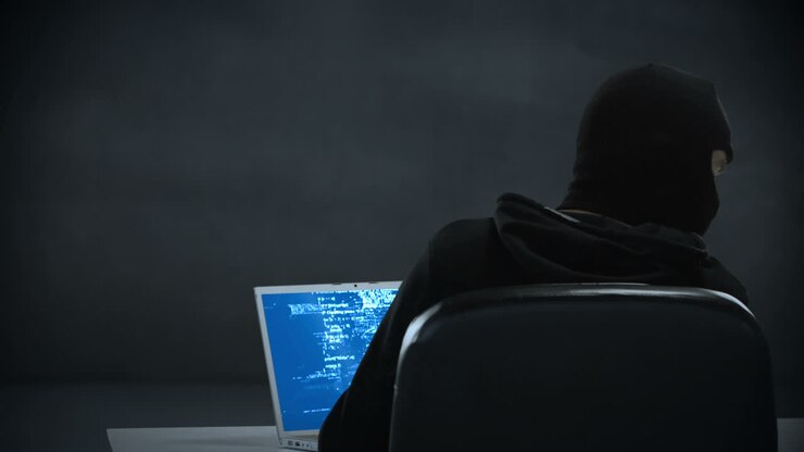 Video composito di un hacker che usa un laptop.