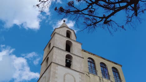 Alter-Glockenturm-Vor-Blauem-Himmel-An-Der-Amalfiküste,-Italien---Niedriger-Winkel