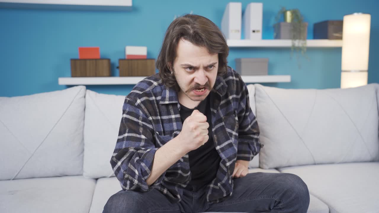 un joven ambicioso y vengativo, decidido y enojado.