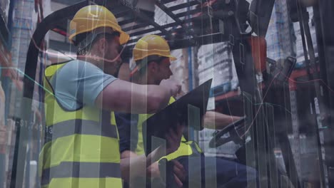 animación de procesamiento de datos sobre dos trabajadores caucásicos que comprueban el stock en el almacén