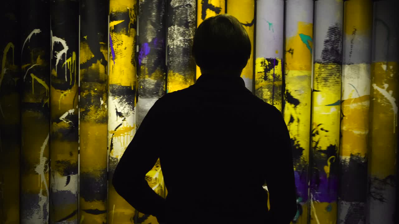 persona que ve una exposición de arte abstracto