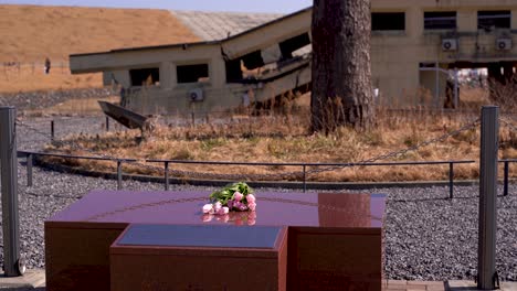 colocación de flores para conmemorar el décimo aniversario del tsunami en el este de japón