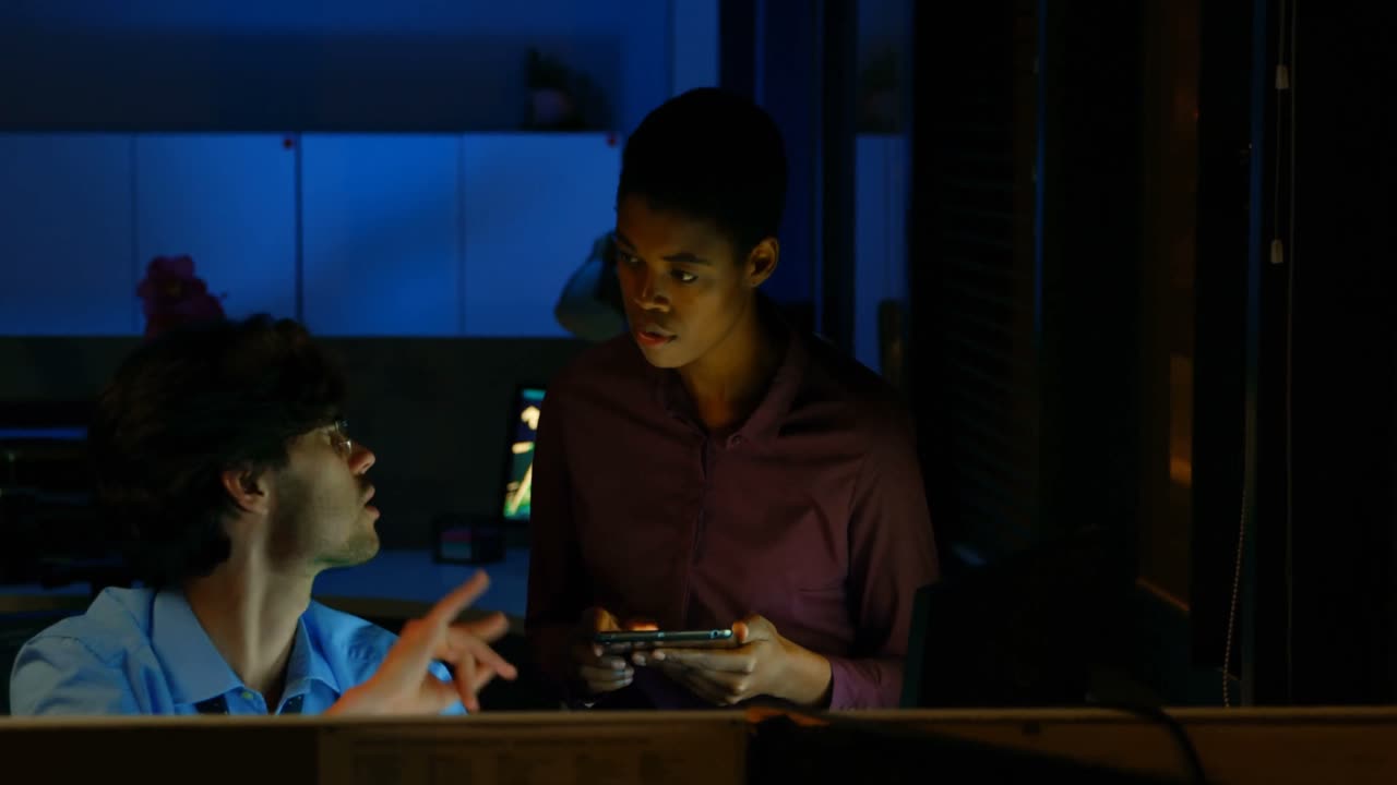 디지털 태블릿 4k를 통해 논의하는 비즈니스 동료들