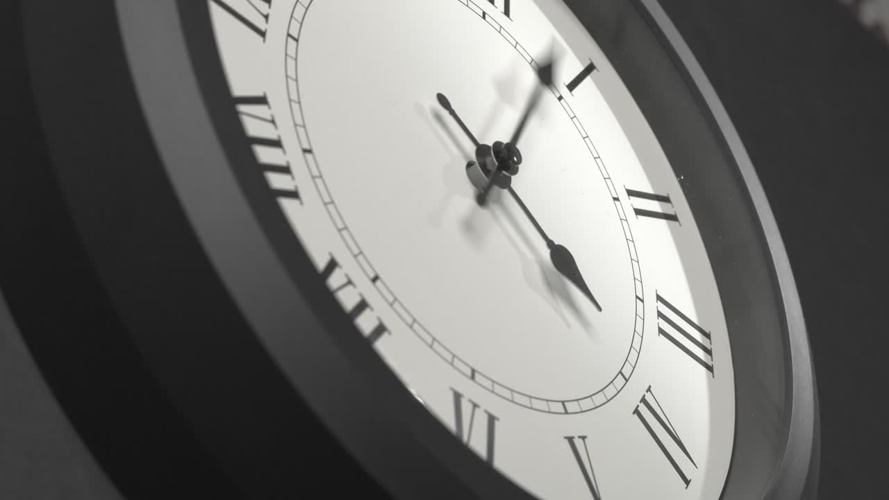 reloj latino en el lapso de tiempo en la pared gris oscuro