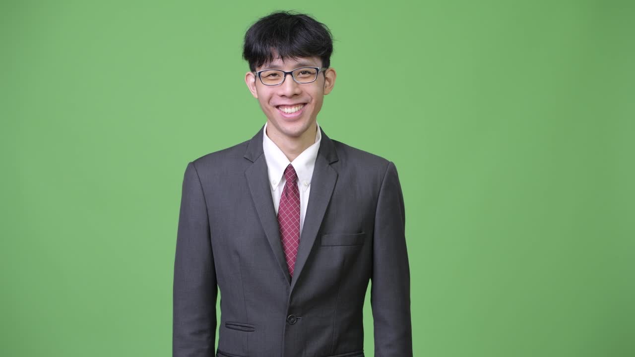 젊은 행복한 아시아 사업가 미소