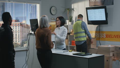 servicio al cliente en una oficina de envío expreso
