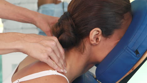 masajista dando masajes para relajar a la mujer
