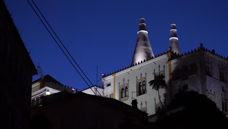 Nachtspaziergang-In-Der-Nähe-Des-Nationalpalastes-Von-Sintra,-Portugal