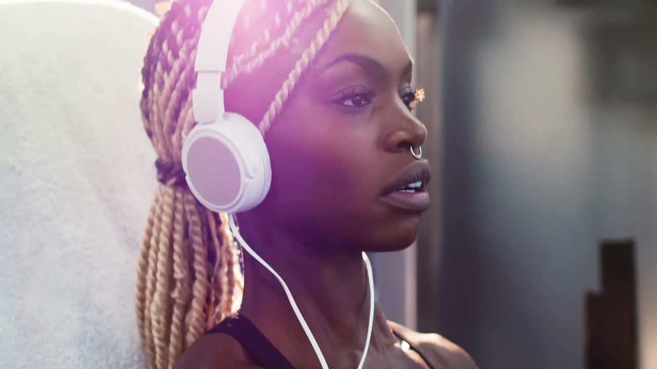 mujer en forma haciendo ejercicio en una máquina