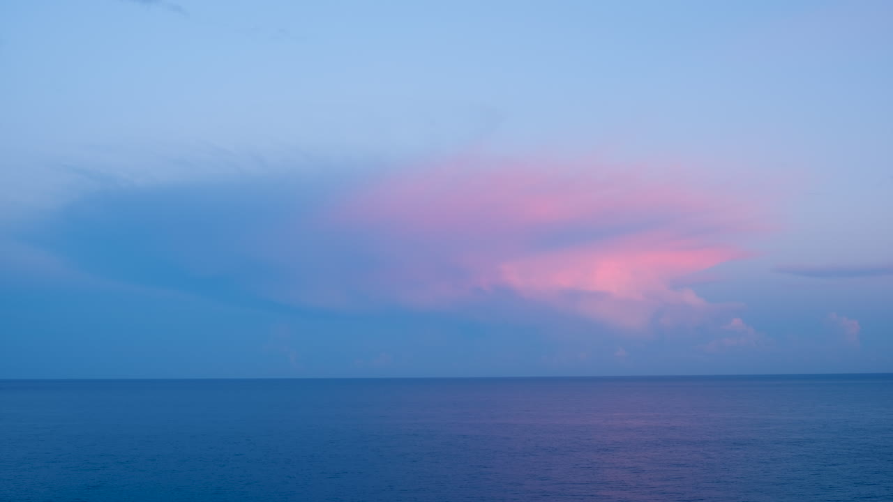 바다 지평선 위에 서식하는 서사시적인 구름 타임스