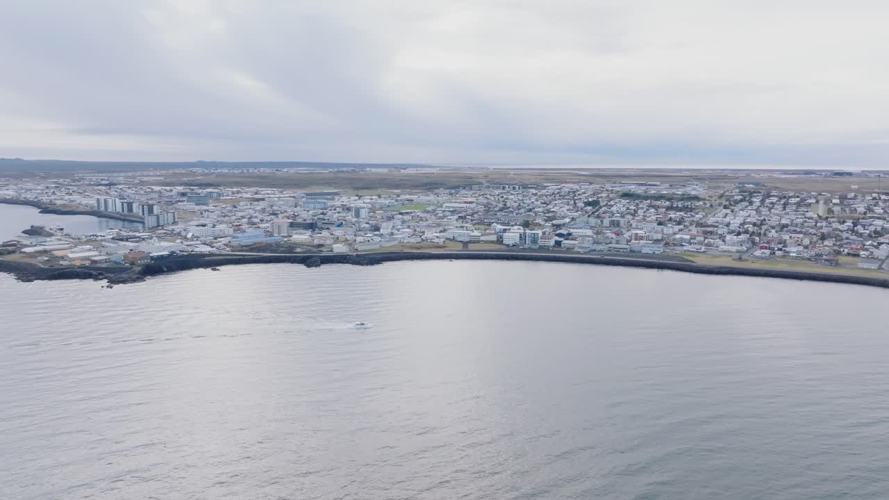 Sorvolo della penisola meridionale, giornata cupa e sbiadita a Keflavik, Islanda - aerea 4K