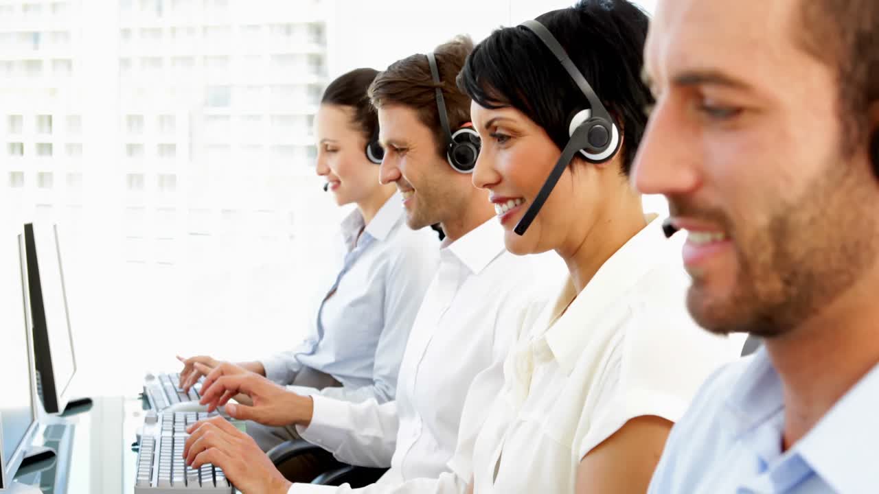 agentes de servicio al cliente felices trabajando