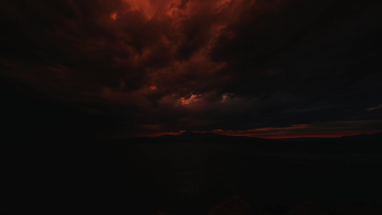 hermosa puesta de sol en el lago