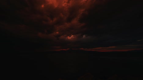 hermosa puesta de sol en el lago