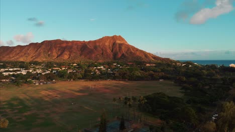 Aerial-drone-footage-of-Honolulu,-Hawaii