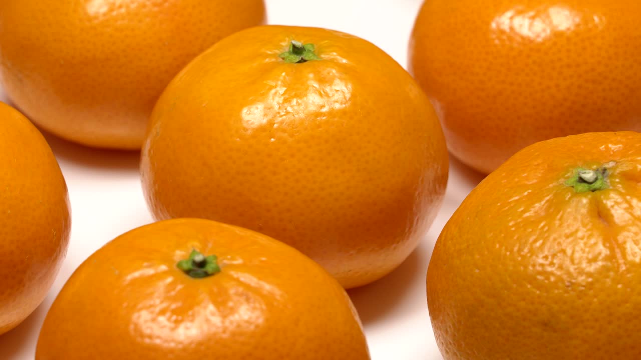 mandarinas frescas en un plato blanco