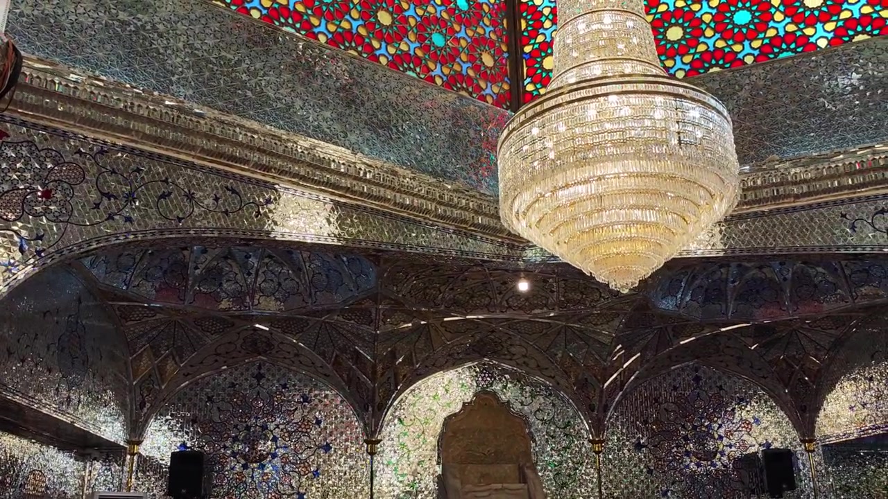 Lampadario di cristallo e decorazioni a specchio ornate nell'interno di una moschea persiana