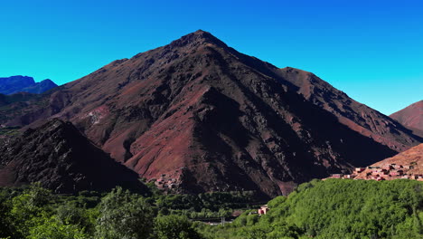 Schatten-Auf-Rotem-Sandsteinberg-Verschieben-Sich-Aufgrund-Der-Sonne,-Die-Sich-Am-Himmel-Bewegt