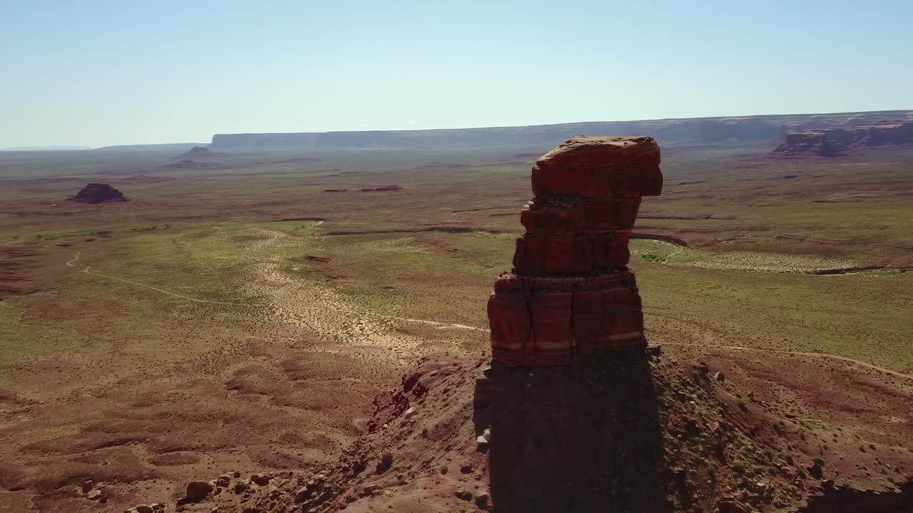 烏塔赫州 (utah) 紀念碑谷 (monument valley) 的山丘和岩石結構周圍的令人難以置信的空中景觀