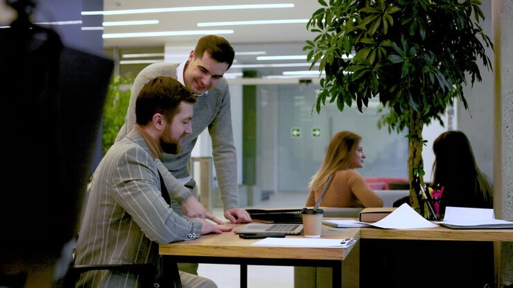 Compañeros de trabajo hablando en la oficina
