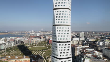 Sich-Drehender-Torso-Wolkenkratzer-Weißes-Gebäude-Wohnung-Büro-Antenne-Drohne-Skyline-Malmö-Schwedisch-Schweden-Stadt-Weite-Ansicht-Skandinavisches-Design-Landschaft-Besuchen-Sie-Lokale-Konstruktion-Hohe-Gebäude-Stockholm-Hoch