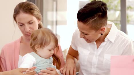 Mujeres-Felices-Con-Un-Niño-Pequeño