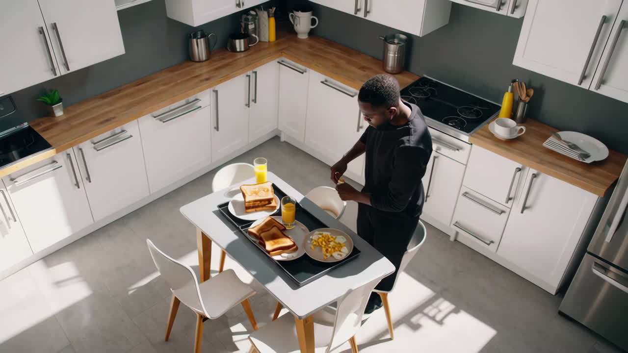 Uomo che prepara la colazione in cucina moderna