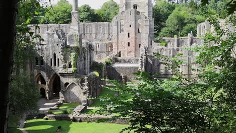 Hoher-Blick-Auf-Das-Zerstörte-Zisterzienserkloster,-Fountains-Abby-In-North-Yorkshire,-Großbritannien