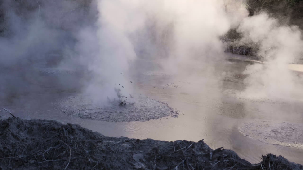 замедленная съемка кипения грязевого бассейна 180 кадров в секунду