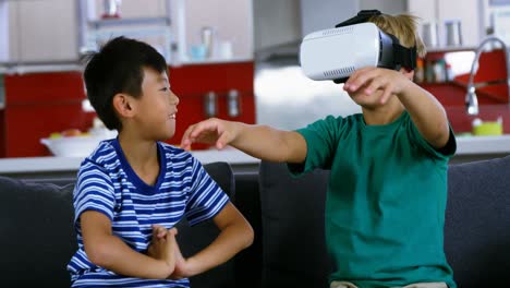 Geschwister-Nutzen-Virtual-Reality-Headset