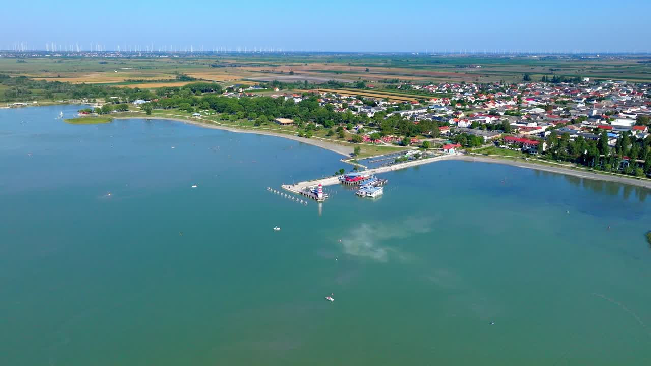 el faro podersdorf en el muelle principal con el balneario de neusiedl am see, austria