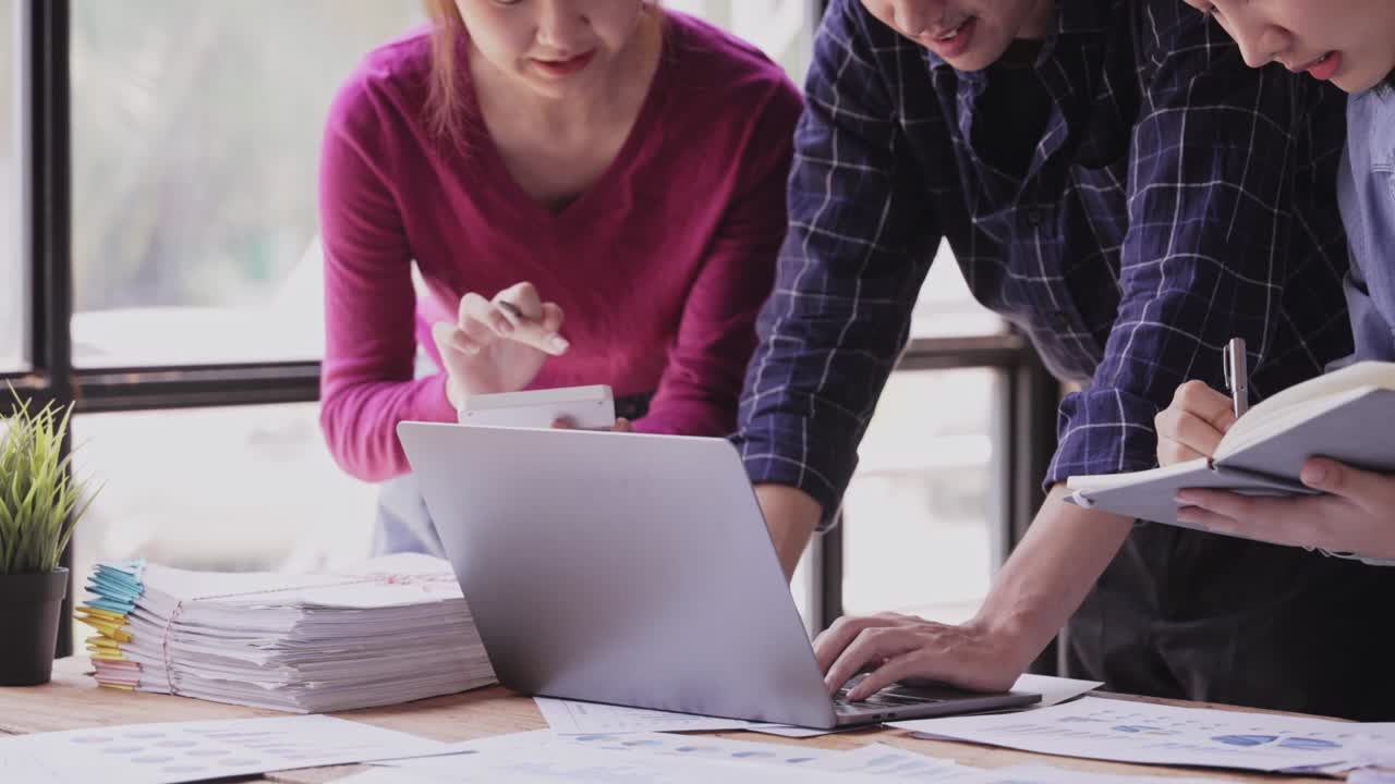 mujeres asiáticas discutiendo planes presupuestarios, informes, conceptos de gráficos, gráficos, datos de papeleo en computadora portátil, tableta, en el escritorio, mesa de la oficina. crédito fiscal consultor de carrera corredor de bolsa o mercado
