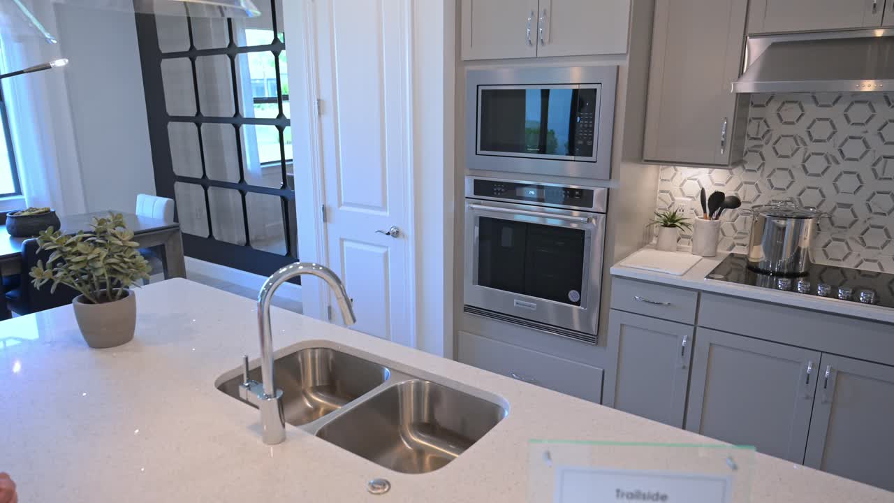 은퇴 한 부부 는 새 주방 과 집 에 대해 매우 행복 하기 때문 에 엄지손가락 을 올려 표시 하고 미소 짓는다.