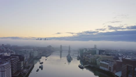 Niebla-Sobre-El-Puente-De-La-Torre,-Londres,-El-Río-Támesis-Al-Amanecer,-Canary-Wharf-En-Segundo-Plano.