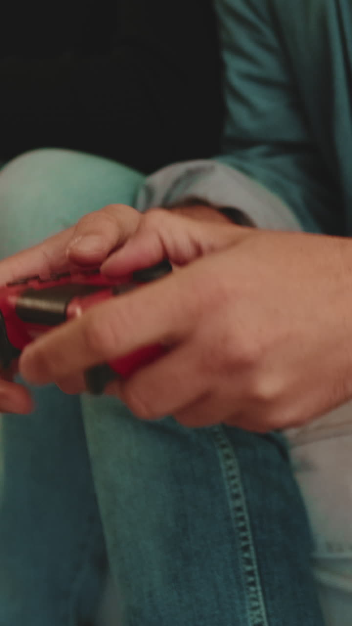 Persona che tiene in mano un controller di gioco