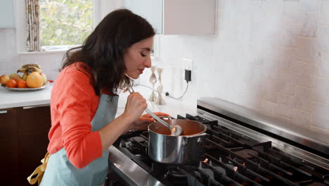 Frau-Kocht-Matzo-Kugelsuppe-In-Der-Küche-Für-Das-Jüdische-Pessach