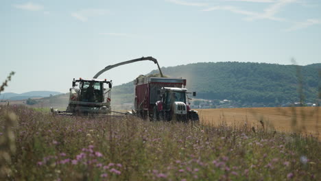 Mähdrescher-Und-Traktor-Fahren-Langsam-über-Ein-Feld-In-Der-Rhön-Grabfeld,-Deutschland