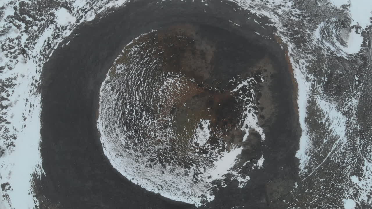 vista aérea a vista de pájaro del cráter del volcán inactivo en las tierras altas de islandia
