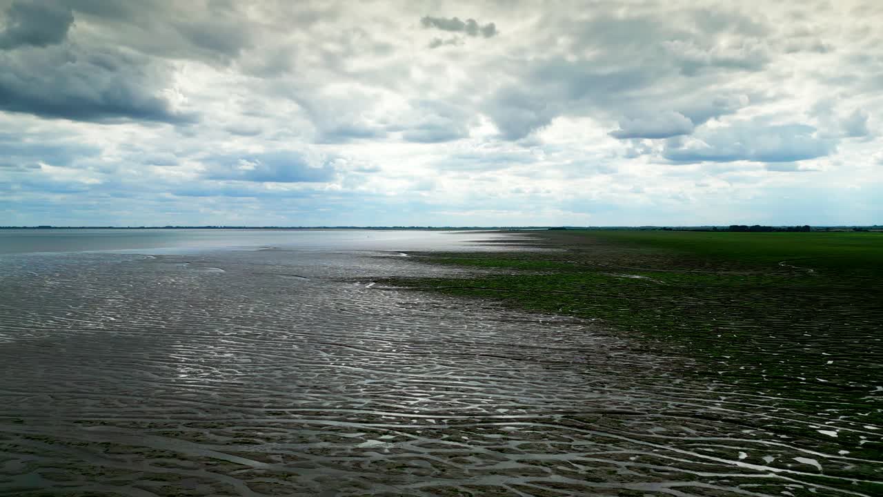 pisos de barro agrietados en un pantano salado