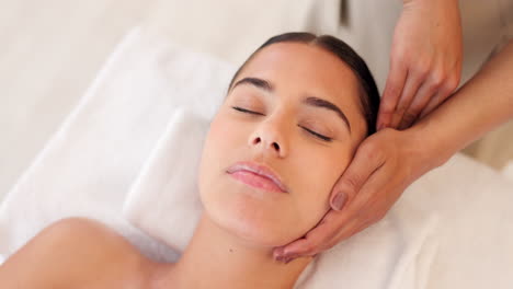 relajarse, mujer y spa masaje facial para una mujer