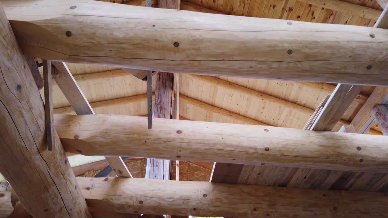 la parte interior de la estructura de la casa de madera, detalles de la estructura en madera en construcción, la casa está hecha de casa de troncos