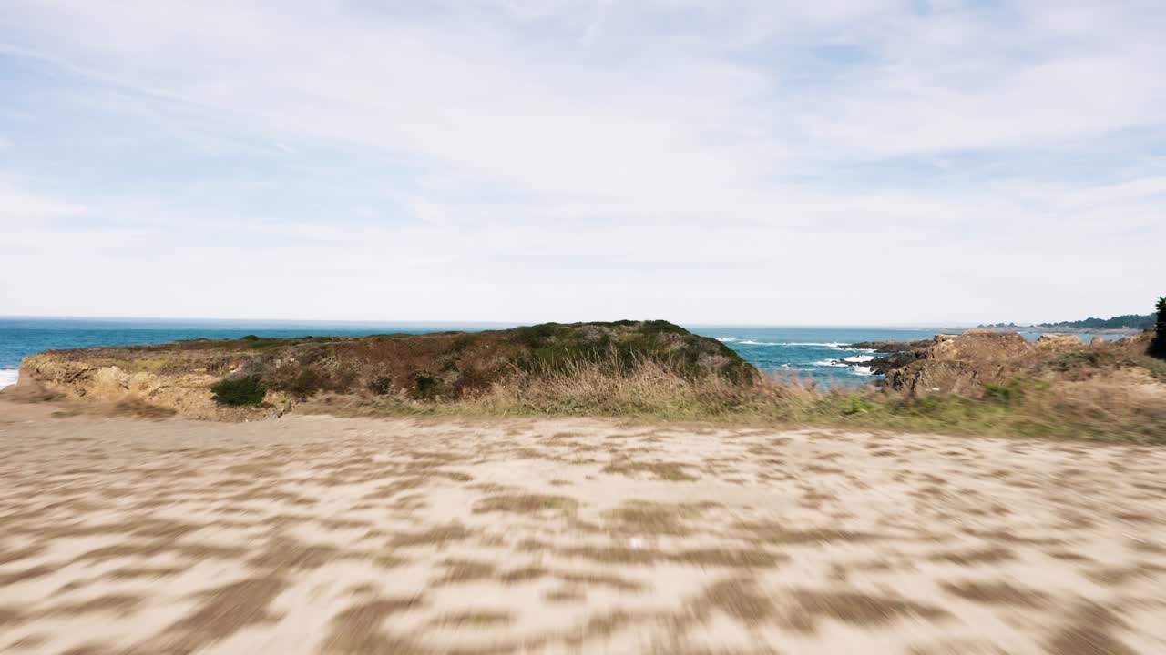 drone despegando volando hacia el mar