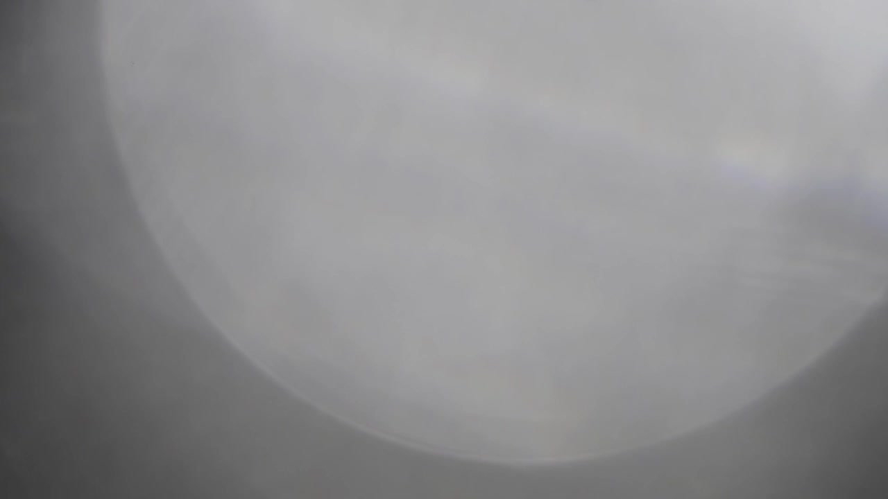 Morbida fuga di luce prismatica bianca con dispersione spettrale arcobaleno e bokeh atmosferico
