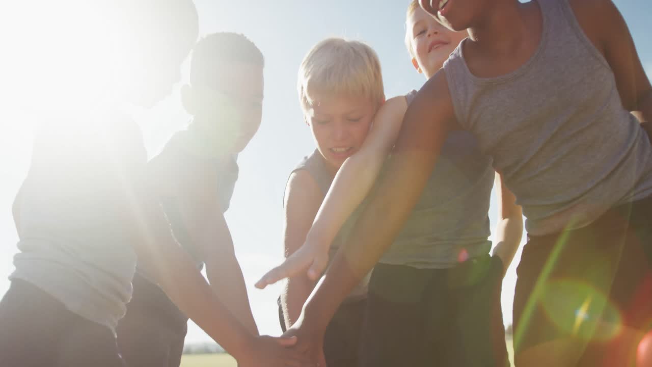 행복한 다양한 소년 팀이 야외에서 손을 박는 비디오
