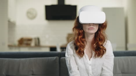 mujer concentrada jugando un juego virtual en la cocina abierta.